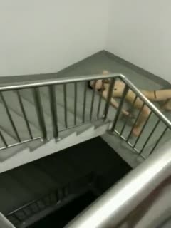 朴教練調教母狗任務——樓梯處裸體等路人